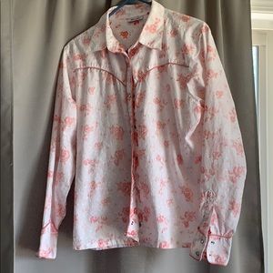 Long sleeve wrangle blouse.